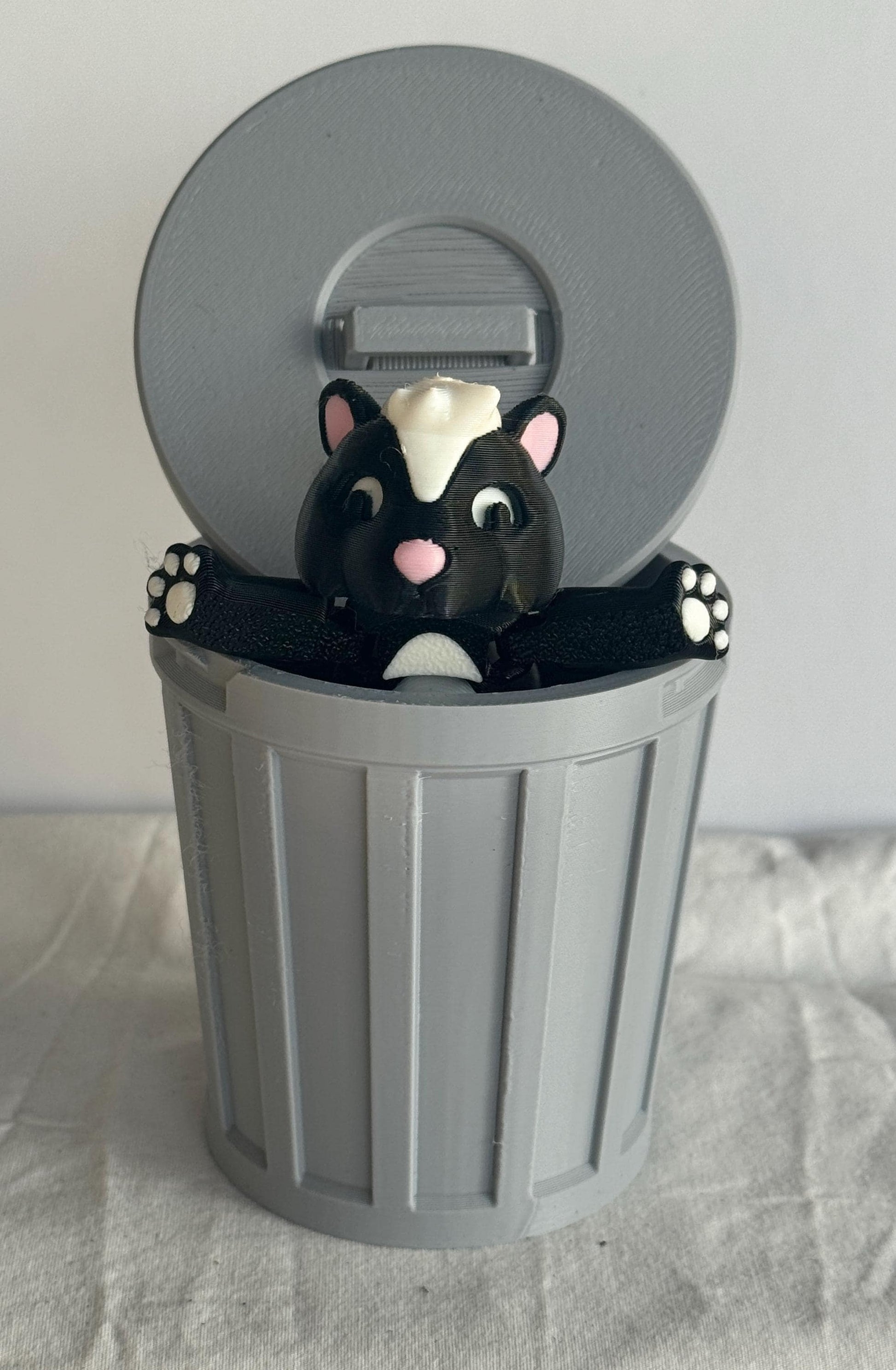 Skunk Fidget Toy, 3D Printed Articulated Skunk – Dumpster Animal Gift – Trash Can or Tree Stump Desk Pet – Cute Animal Figurine - KV3D Designs